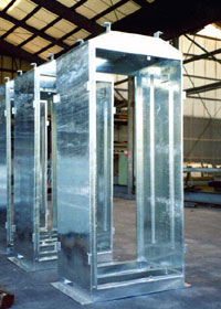 写真:亜鉛めっきされたパネルボックスの例